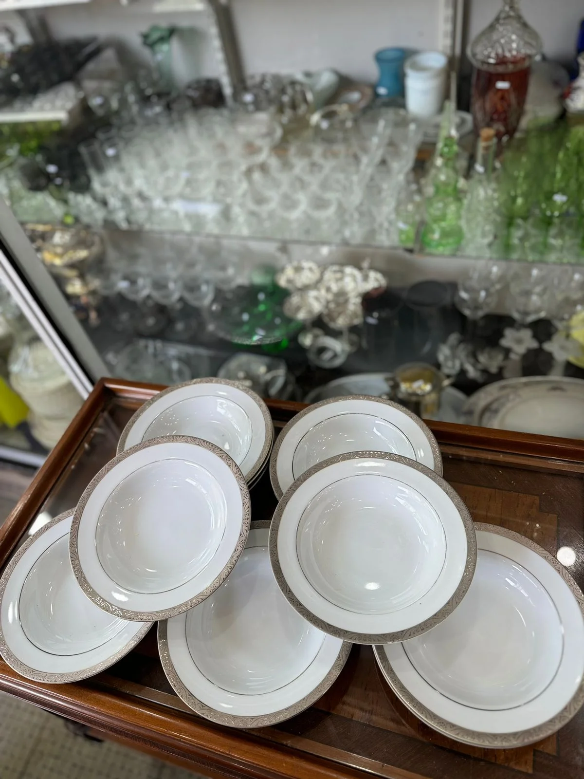 Juego de 11 platos hondos de porcelana con guarda plateada - Imagen 7