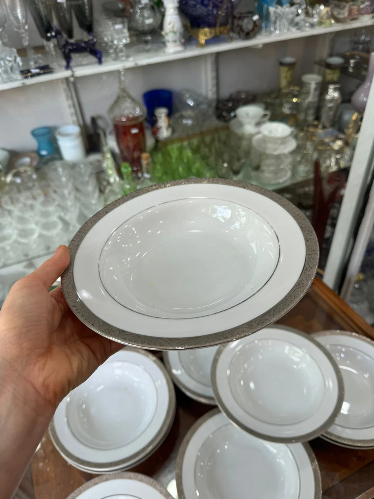 Juego de 11 platos hondos de porcelana con guarda plateada - Imagen 3