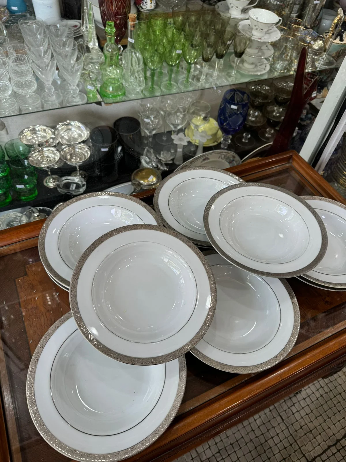 Juego de 11 platos hondos de porcelana con guarda plateada - Imagen 4
