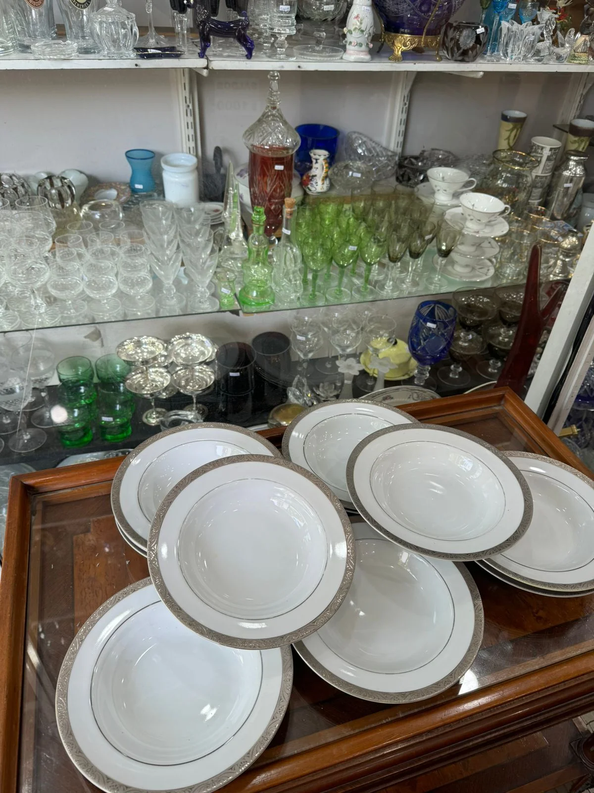 Juego de 11 platos hondos de porcelana con guarda plateada - Imagen 5